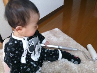 ラグをコロコロお掃除中