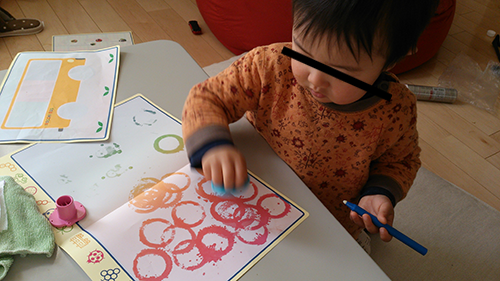 お絵かきに夢中