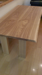 家具蔵で注文した北海道産タモ材のダイニングテーブル