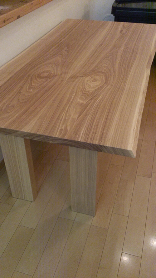 家具蔵で注文した北海道産タモ材のダイニングテーブル